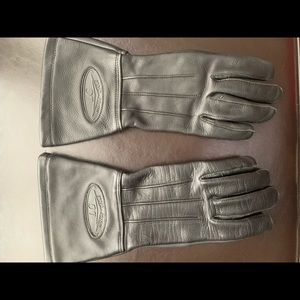 Riding gloves with flanged ends.